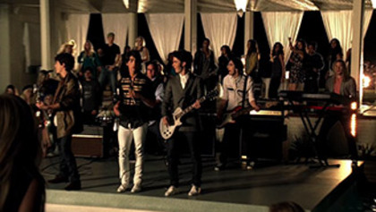 jonas2_328x185 - Burnin up-Jonas Brothers