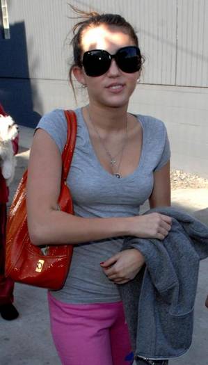 miley-in-her-gym-wear_512x900 - Miley Cyrus