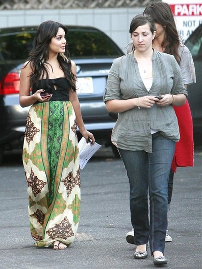 Vanessa+Hudgens+Out+Hollywood+D_1AKvXvpJEl