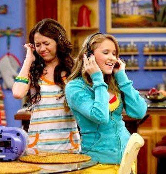 CAFSDWUUBMZBSSTFXFP - Episoade din Hannah Montana