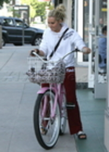 thumb_016 - ASHLEY TISDALE SI SCOOT SPEER 27 OCTOMBRIE 2009