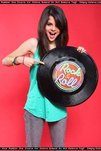 YBSKPYDQGJZGXFLYZWC - Selena Gomez