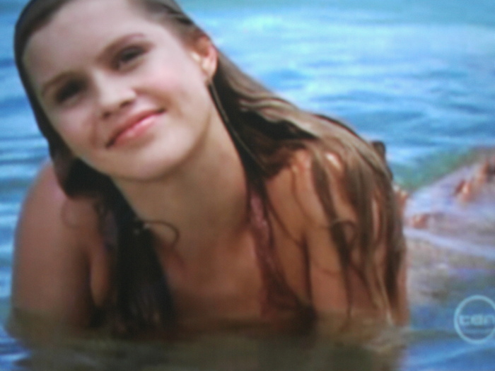 Emma-s-smile-h2o-just-add-water-2215767-2304-1728 - Imagini h2o
