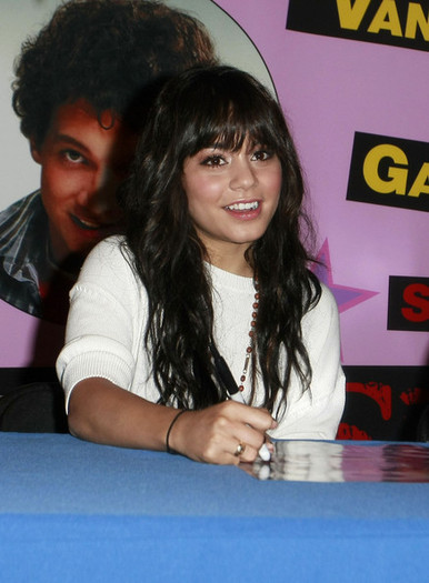 Vanessa+Hudgens+Signing+Autographs+Philadelphia+Sz-I9PPm8F_l