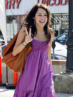 4 - Miley Cyrus imbracata in haine purpurii
