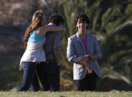 miley-cyrus-nick-jonas-hug-12[1] - Miley Cyrus and Nick Jonas