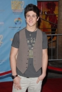 AXNMJCQGINDHXLFCYLO - david henrie