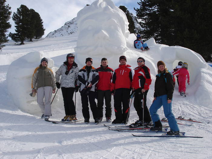 DSC01648; Parte din adultii din grupul de skiori
