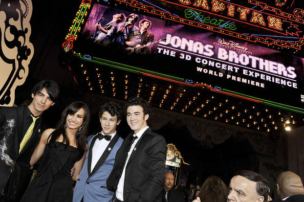Walt Disney Pictures Jonas Brothers 3D Concert 26d5RiNSJvKl