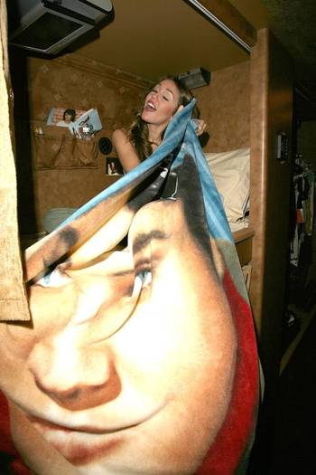 miley-cyrus_dot_com-tourbus-2006sep21universalcity-002_2 - aici sunt doar poze cu miley cyrus-hannah montana
