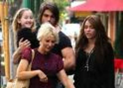 5 - miley si familia