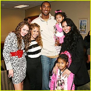 kobe-bryant-miley-cyrus - miley and family