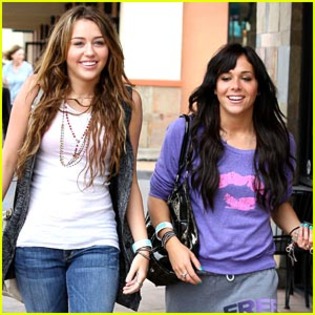 miley-cyrus-mandy-jiroux-lunch - Miley Cyrus and Mandy Jiroux