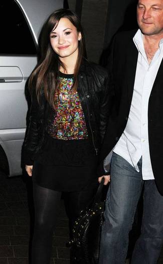 demilovato_net-takingpicswithfans-0008 - demi lovato