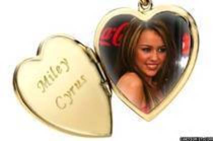 MEDALION MILEY CYRUS LOVE - aici va arat cat de mult o iubesc pe miley