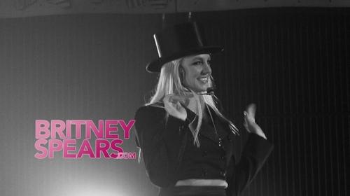 post_image-britney-spears-2008-music-123008-08 - britney spears