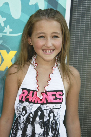 Noah Cyrus (83)