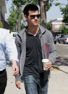  - Taylor Lautner prin Beverly Hills