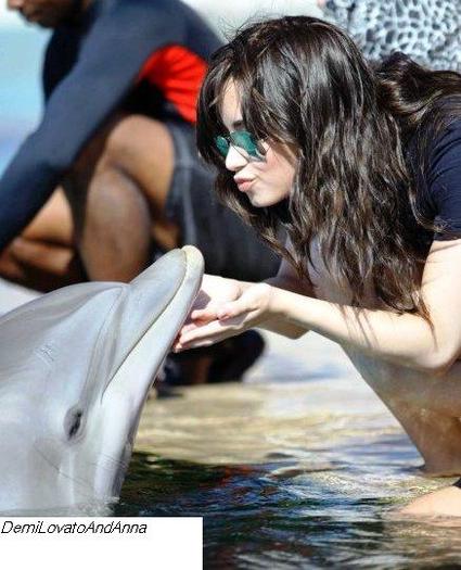 1 - Demi Lovato - Cu un delfin