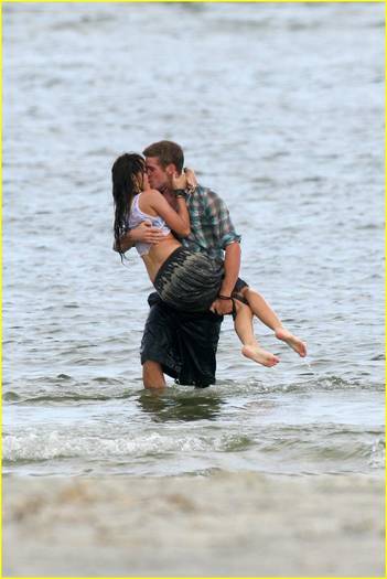 miley-cyrus-liam-hemswroth-kiss-13 - miley surprinsa de paparazzi sarutandu-se