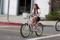 miley_cyrus_5256081 - miley cyrus pe bicicleta