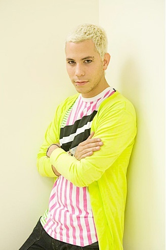 mi se pare mie sau seamana  cu stefan banica junior?; :D:D:D:D:D
