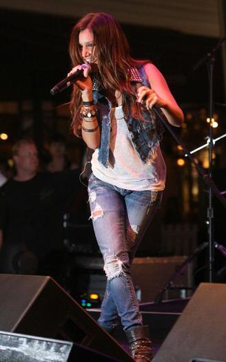 ashley-tisdale-americana-galeria-01 - ASHLEY TISDALE POZE RARE