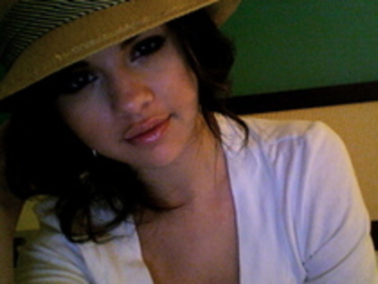 selena_gomez_on_webcam - selena demi sau miley