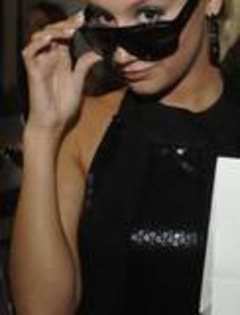 th_ATgAAADgmi6H1JuPSGkJIy0zfFwNnMIWDYq - ASHLEY TISDALE POZE RARE