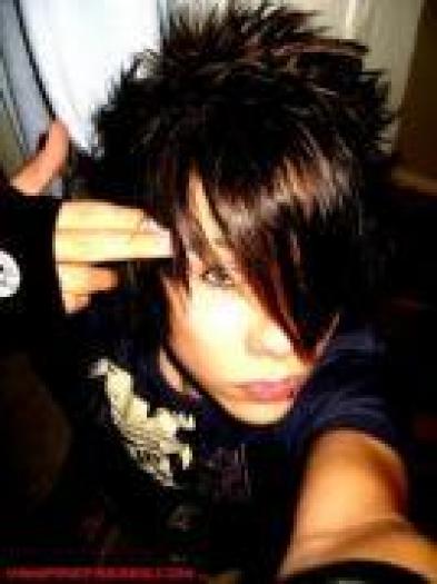 UAVHSWINHTKVRNIMMOP - emo and punk girlboy