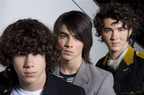 Jonas Brothers Virgins; nick, joe si kevin
