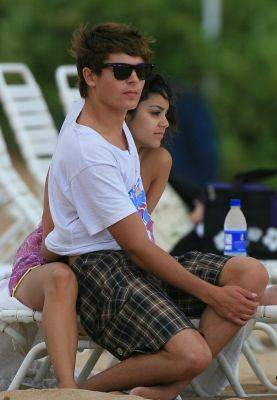 normal_zanessa_beach_candid_029 - Zac and Vanessa in Hawaii