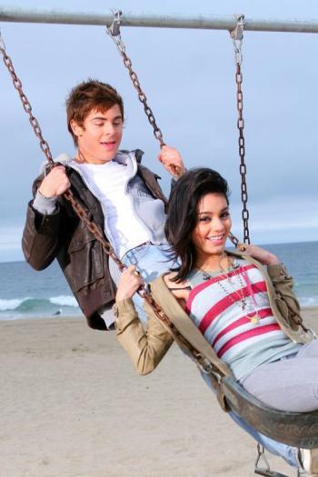 Vanessa-Hudgens-Zac-Efron-zac-efron - High School Musicale