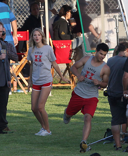 Taylor+Lautner+Flips+Taylor+Swift+JbCnljvB_vHl
