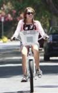 imagesCAYE3UAW - miley pe bicicleta