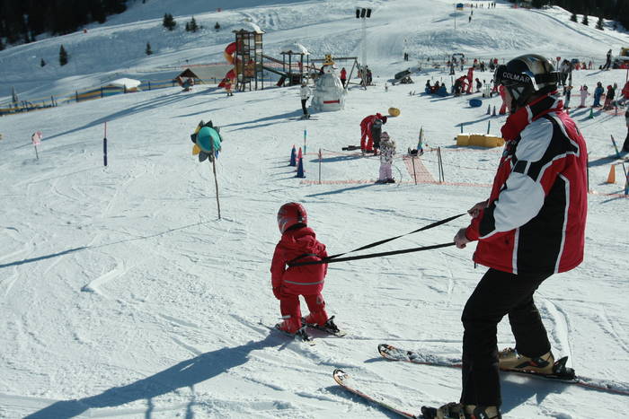Picture 024; Ski aproape paralel in coarda, printre portitze in Kinderland.

