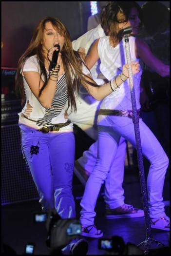 UZAQYDMUMQJKZUMBBUO - Vedete