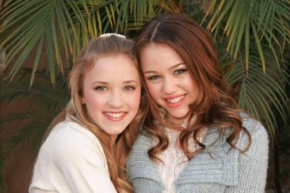 emily_osment__lilly__miley_cyrus__hannah_montana_[1] - Miley si Emily