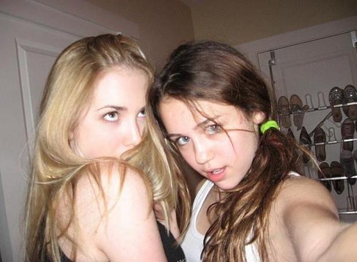 lqPteQ022692-02 - Miley and her bff