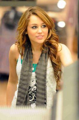 IPMQFKOPFJVBGFHWKXK - Miley Cyrus