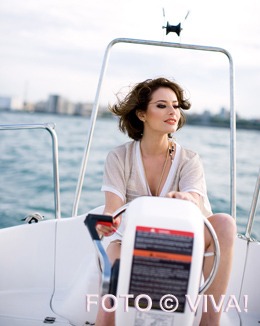 2hz5oqe - Laura Cosoi