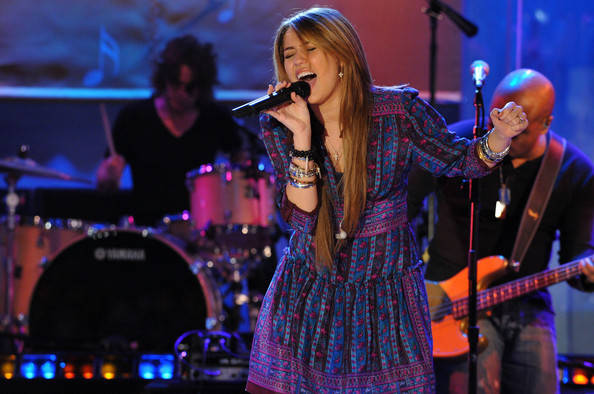 Miley+Cyrus+Performs+ABC+Good+Morning+America+wAwwFgl8YFYl[1]