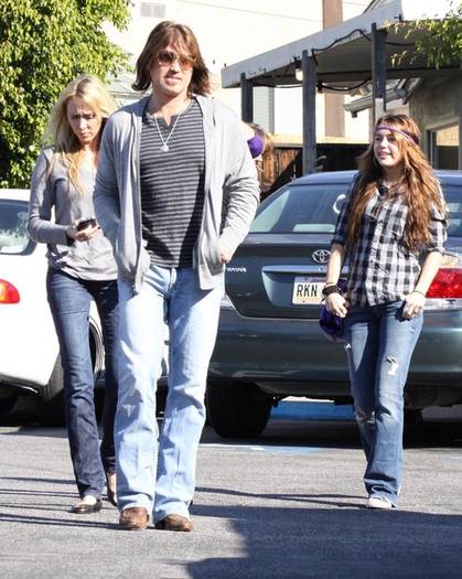 Miley+Cyrus+Family+Arriving+Church+uhGOAViiEV0l - miley cyrus