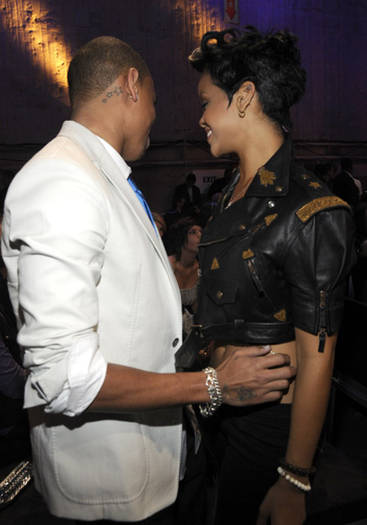 chris-brown-and-rihanna-backstage-at-the-2008-mtv-video-music-awards-at-paramount-pictures-studios-o - RiRi and Chris Brown