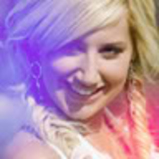 th_2137936780_be990cd2e5 - ASHLEY TISDALE POZE RARE