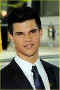  - Taylor Lautner la CFDA Awards