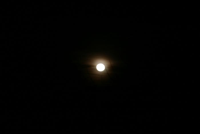 Luna pe cer; Ce luna frumoasa!
