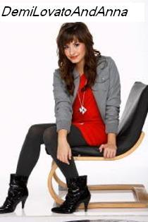6 - Demi Lovato - Intr-o costumatie rosu gri negru si o niste botine superbe