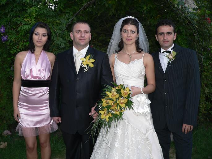 Nunta lui Bebe; Ana, Bebe, Claudia, EU

