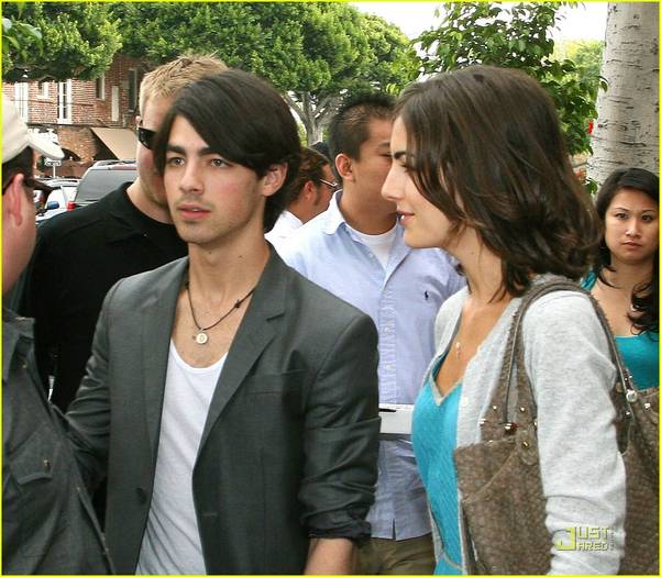 joe-jonas-camilla-belle-larchmont-lovers-07